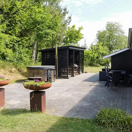 Secluded Retreat With Hot Tub Hébergement de vacances Hadsund