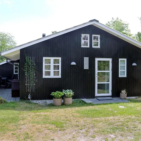 Secluded Retreat With Hot Tub Hadsund